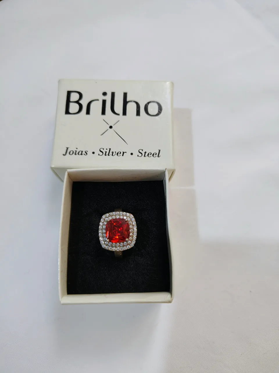 Anillo con piedra central roja en montura de plata 925 y borde de cubic brillantes, diámetro interno 18mm