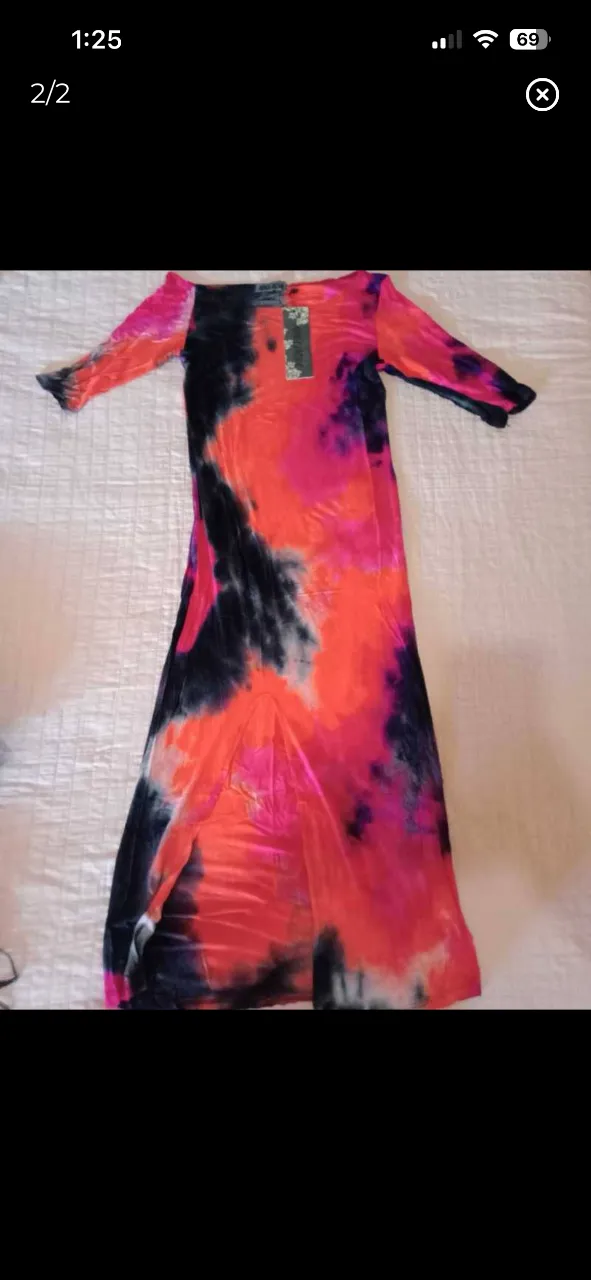 Vestido largo súper fresco y cómodo, ideal para el verano. Su diseño tie-dye en tonos vibrantes de rosa, naranja y negro le da un toque moderno y canchero. Tiene una abertura lateral que lo hace súper canchero y versátil.