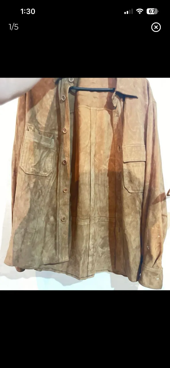 Campera de gamuza color marrón, con botones al frente y dos bolsillos en el pecho. Ideal para un look casual y canchero. 100x100 cuero 