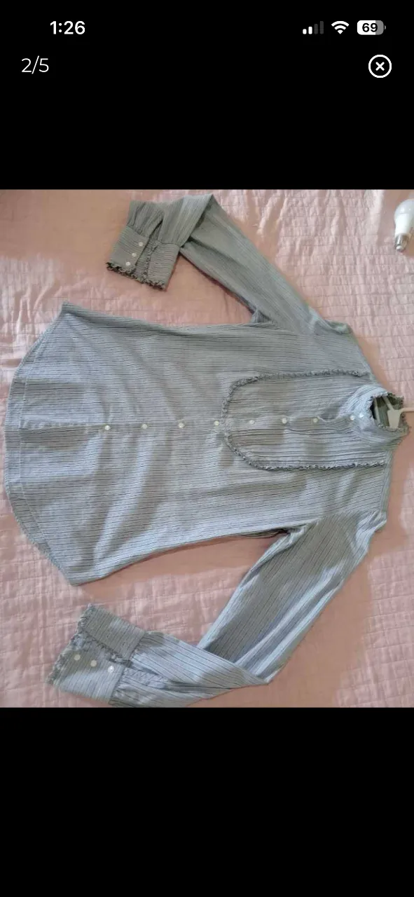 Camisa de rayas finas con cuello mao y detalles de volados en el cuello y puños. Botones blancos al frente. Un clásico que no puede faltar en tu guardarropa. RalphLauren 