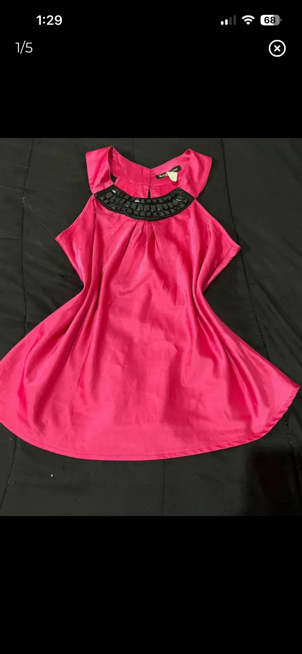Top rosa fucsia con detalles de canutillos negros en el cuello. Ideal para un look canchero y moderno.