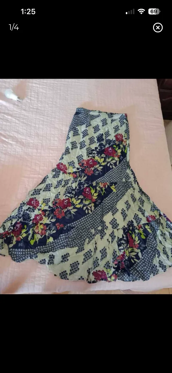 Pollera larga estampada con flores y detalles geométricos. Diseño bohemio y fresco, ideal para un look relajado y con estilo. Perfecta para combinar con tops o remeras básicas.