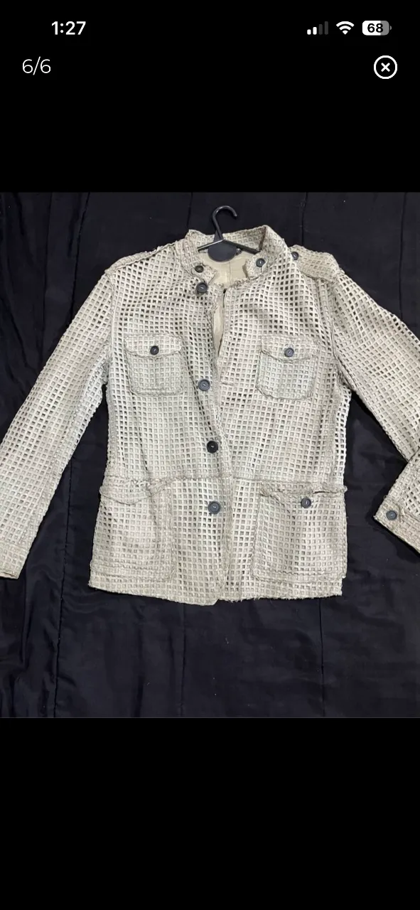 Campera de diseño único, con un tejido calado y detalles de bolsillos. Ideal para un look moderno y sofisticado. Dolce&gabanna M/L