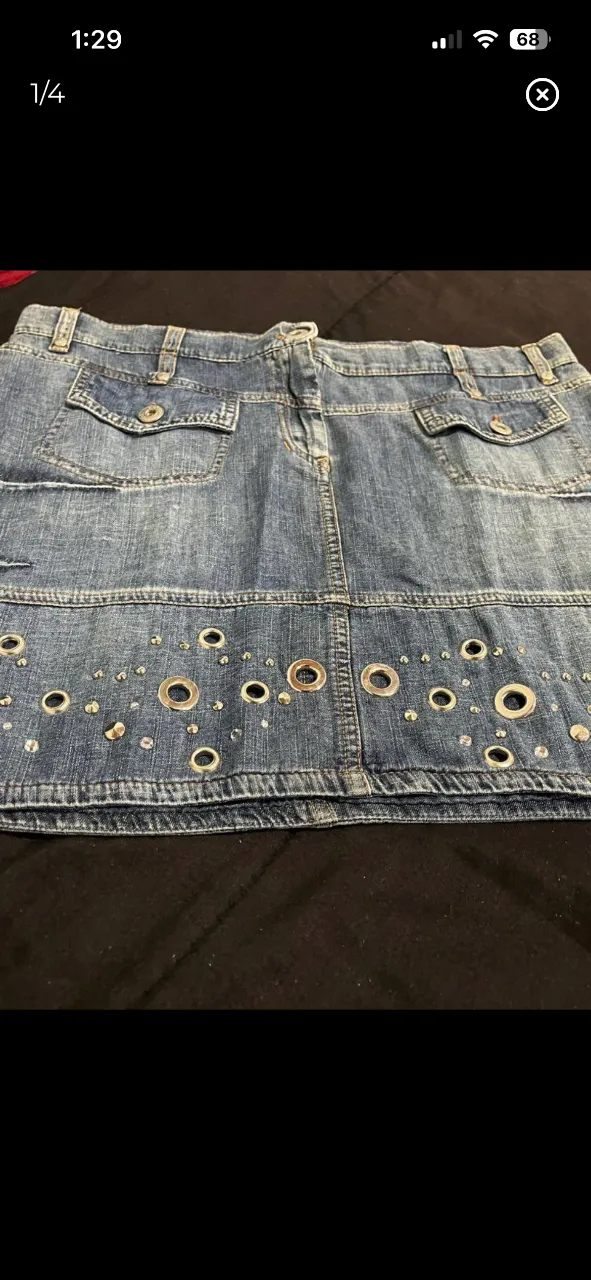 Pollera de jean tiro alto con tachas y strass. Diseño único y moderno, ideal para destacar tu estilo.