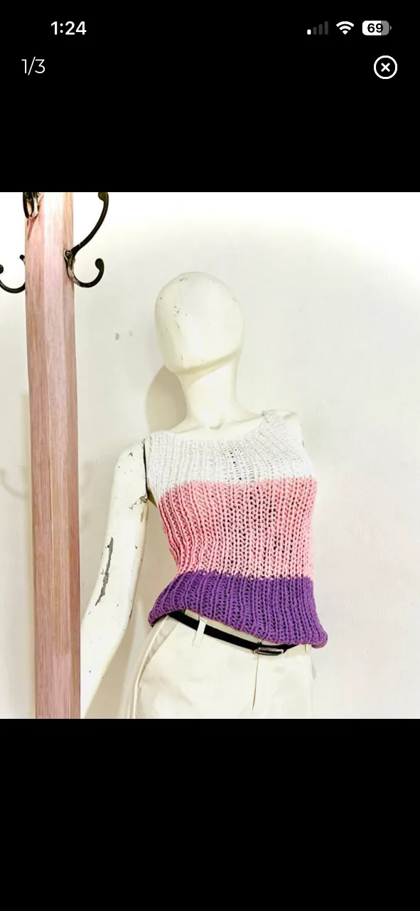 Musculosa tejida a mano, con un diseño de bloques de color vibrantes en blanco, rosa y violeta. Perfecta para un look fresco y canchero en días cálidos.