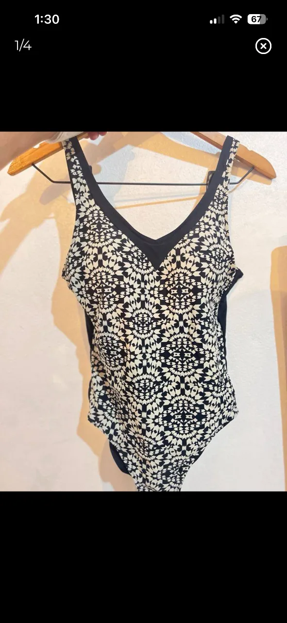 ¡Luce espectacular en la playa o piscina con este traje de baño entero! Su diseño estampado en blanco y negro es súper moderno y favorecedor. Ideal para sentirte cómoda y a la moda. Barsil