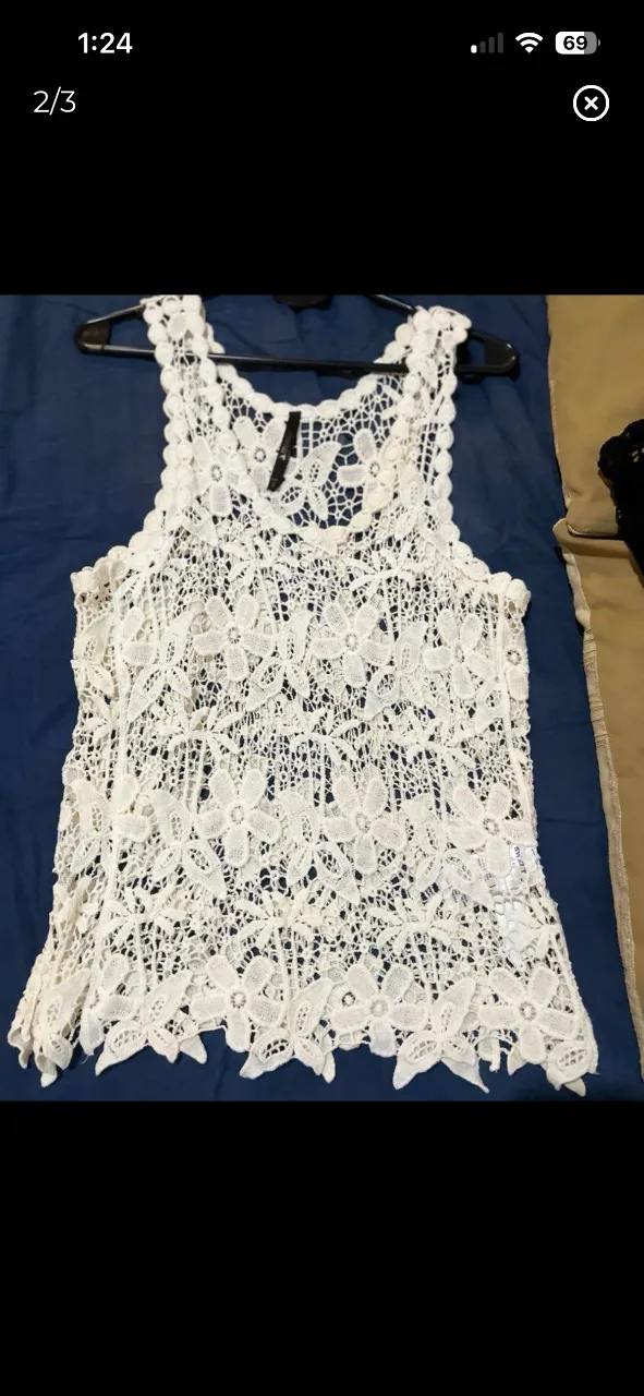 Top de encaje blanco, ideal para un look playero o de festival. Su diseño delicado y calado lo hace perfecto para usar sobre un traje de baño o un body etc..