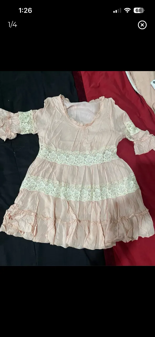 Vestido rosa palo con detalles de encaje blanco y mangas acampanadas. Ideal para un look romántico y bohemio.