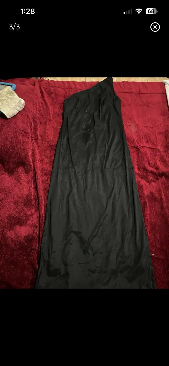 Vestido largo negro, con un solo hombro. Ideal para eventos formales o fiestas. la tela es medio brillosa y es eslastizada 