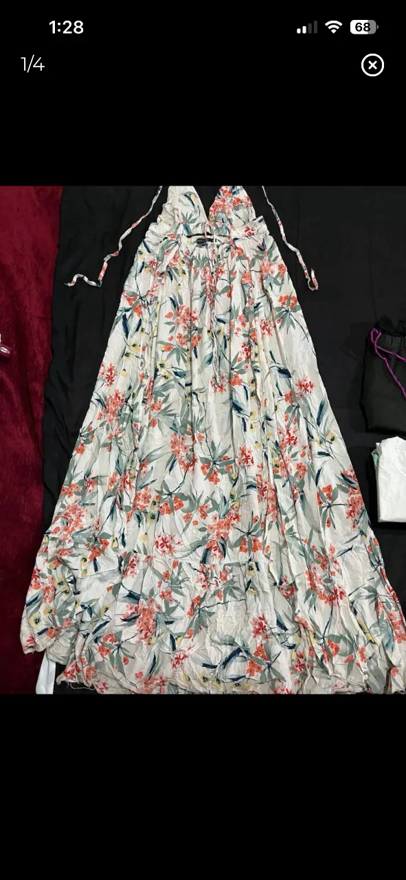 Vestido largo estampado floral, ideal para un look fresco y femenino. Perfecto para días de sol, paseos o eventos informales.