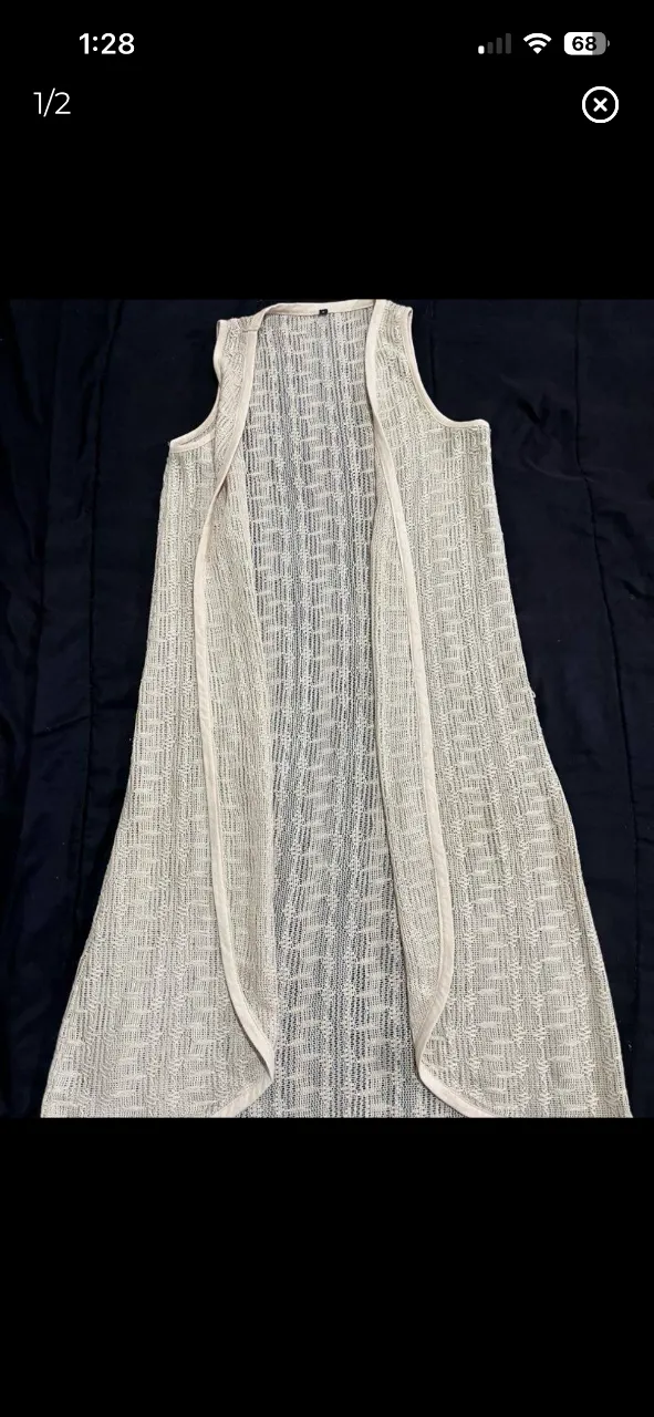 Chaleco largo de tejido abierto, ideal para usar sobre otras prendas. Su diseño liviano y calado lo hace perfecto para un look relajado y con estilo.