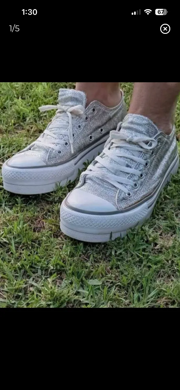 Zapatillas plateadas con brillos, estilo Converse, ideales para darle un toque canchero a cualquier look. Perfectas para el día a día o para una salida informal.