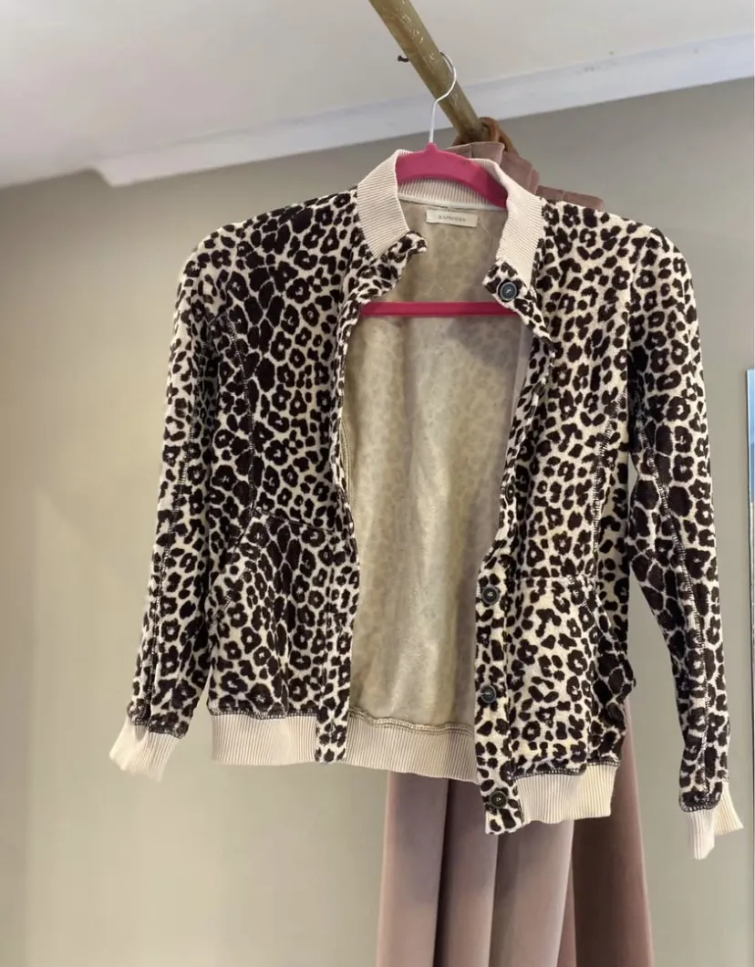 Cardigan de mujer con estampado de leopardo. Marca Rapsodia. Ideal para un look casual y canchero.
