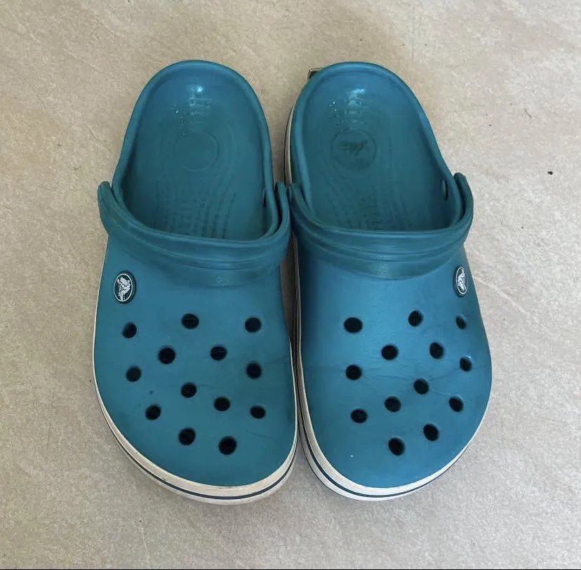 Crocs  de goma color turquesa, ideales para el verano o para estar cómodo en casa. Son súper prácticos y fáciles de limpiar.