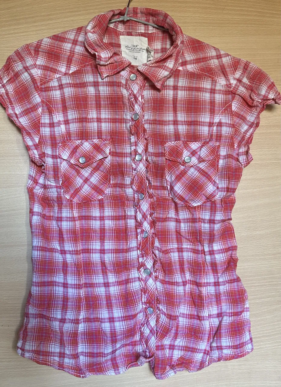 Camisa a cuadros de manga corta, con botones al frente y dos bolsillos en el pecho. Un clásico infaltable para un look casual y canchero.
