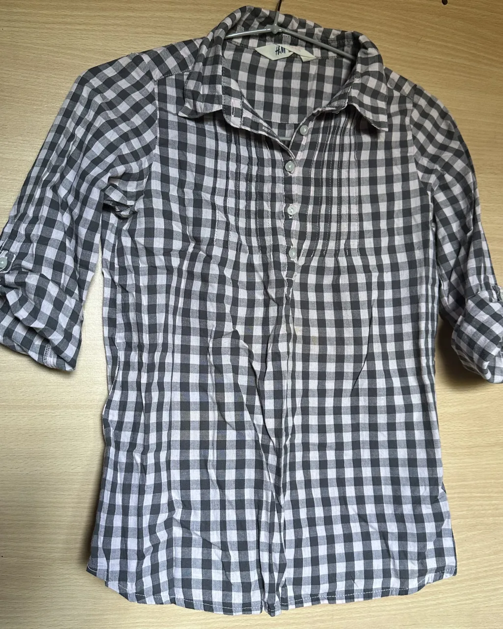 Camisa a cuadros de manga 3/4, ideal para un look casual y cómodo. Perfecta para el día a día o una salida relajada.