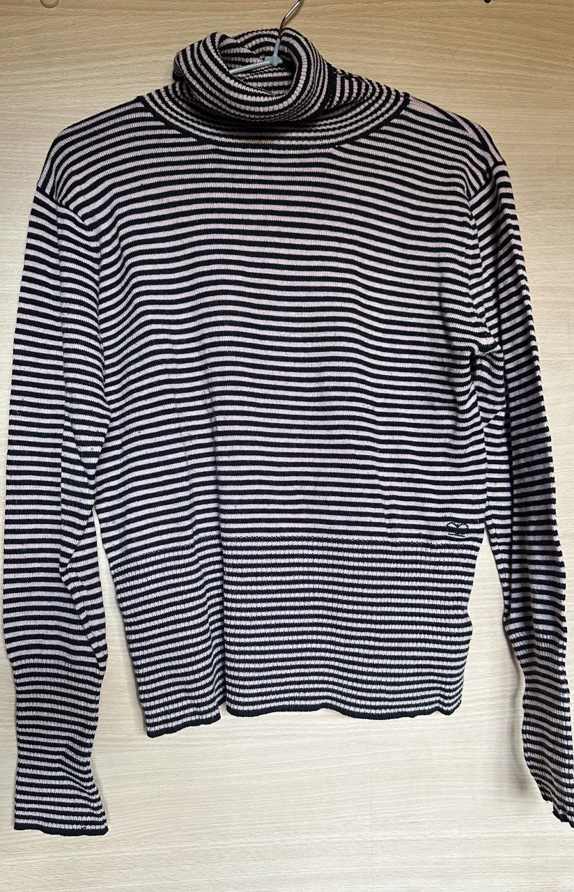 Polera a rayas, ideal para un look canchero y abrigado. Perfecta para combinar con jeans o pantalones de vestir.