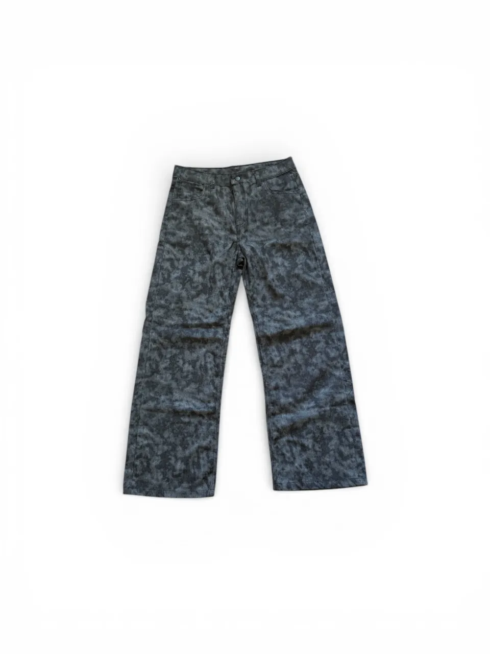 Pantalón de jean con estampado abstracto en tonos grises y negros.