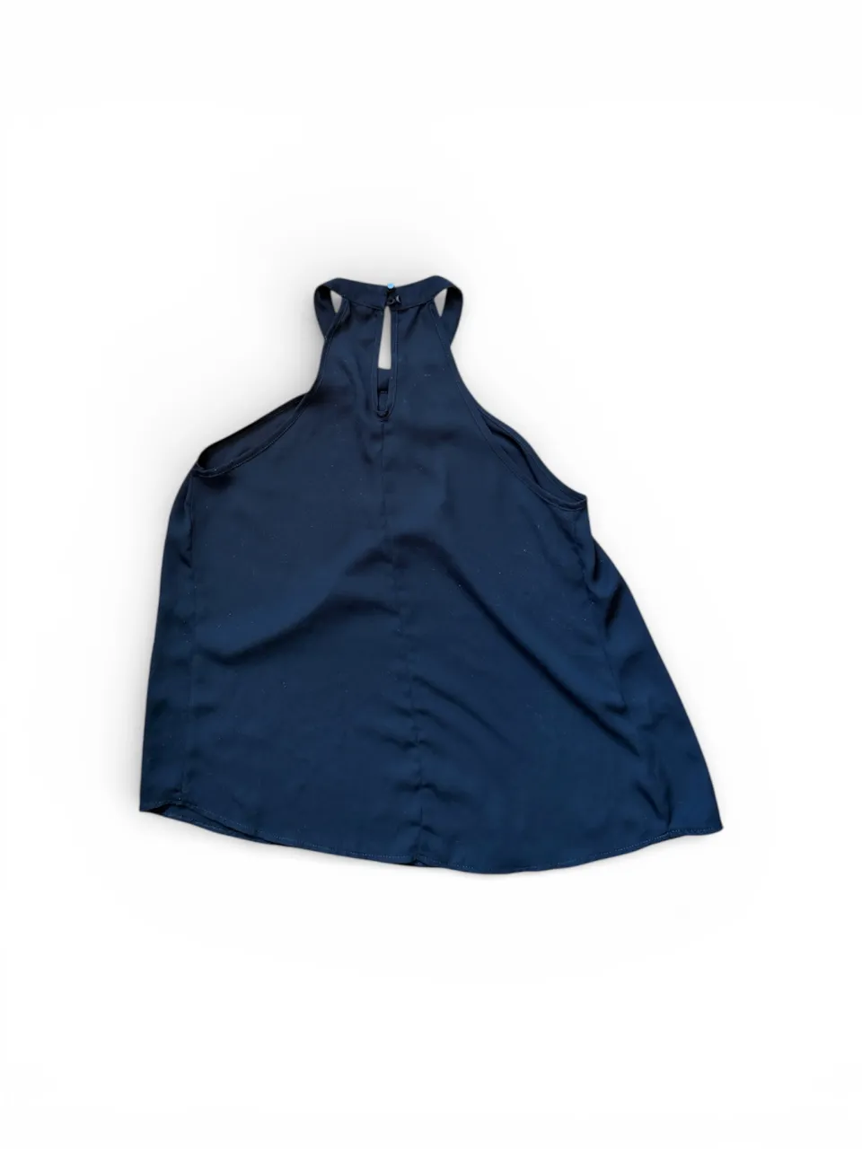 Musculosa negra con cuello halter y detalle de pliegues en la parte delantera.