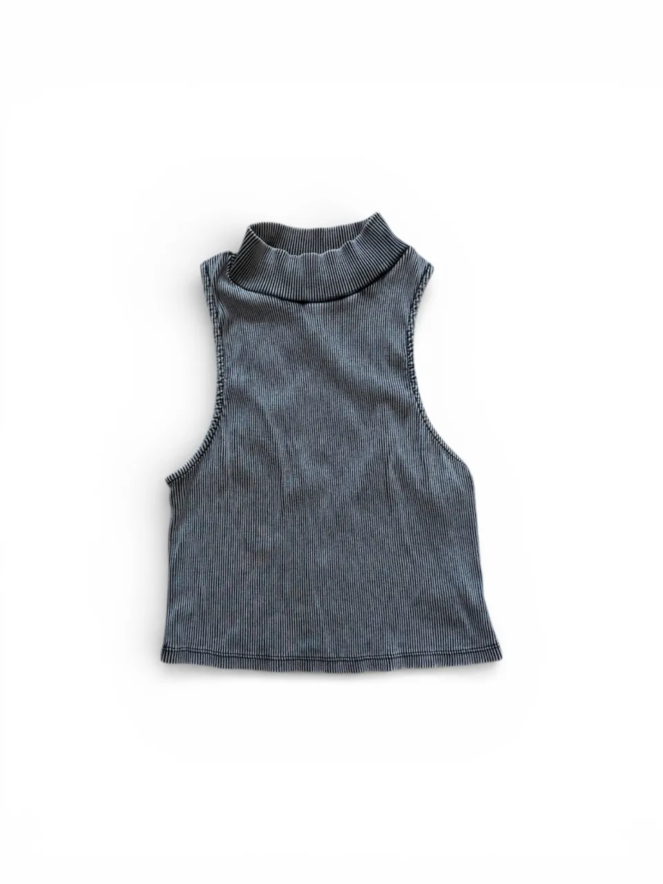Musculosa a rayas con cuello alto.