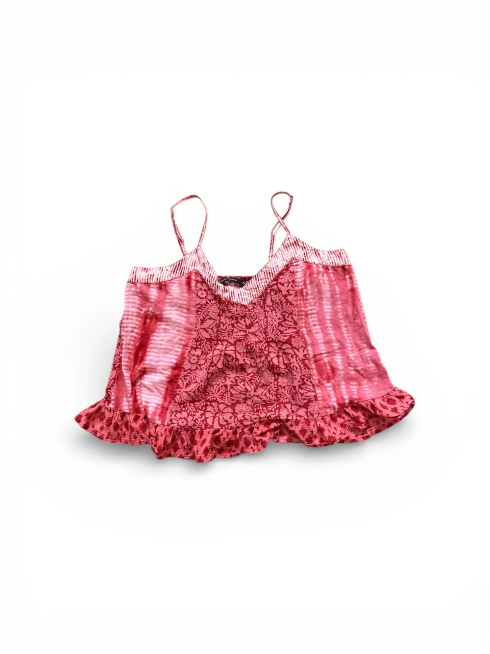 Top con breteles finos y volado en el borde inferior. Estampado floral y rayas.