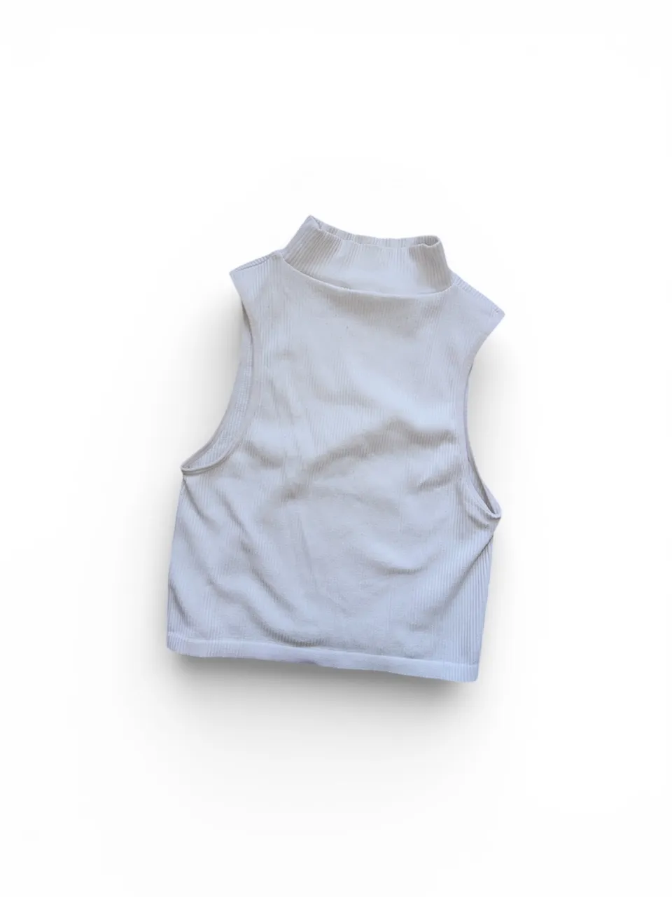 Musculosa blanca de cuello alto.