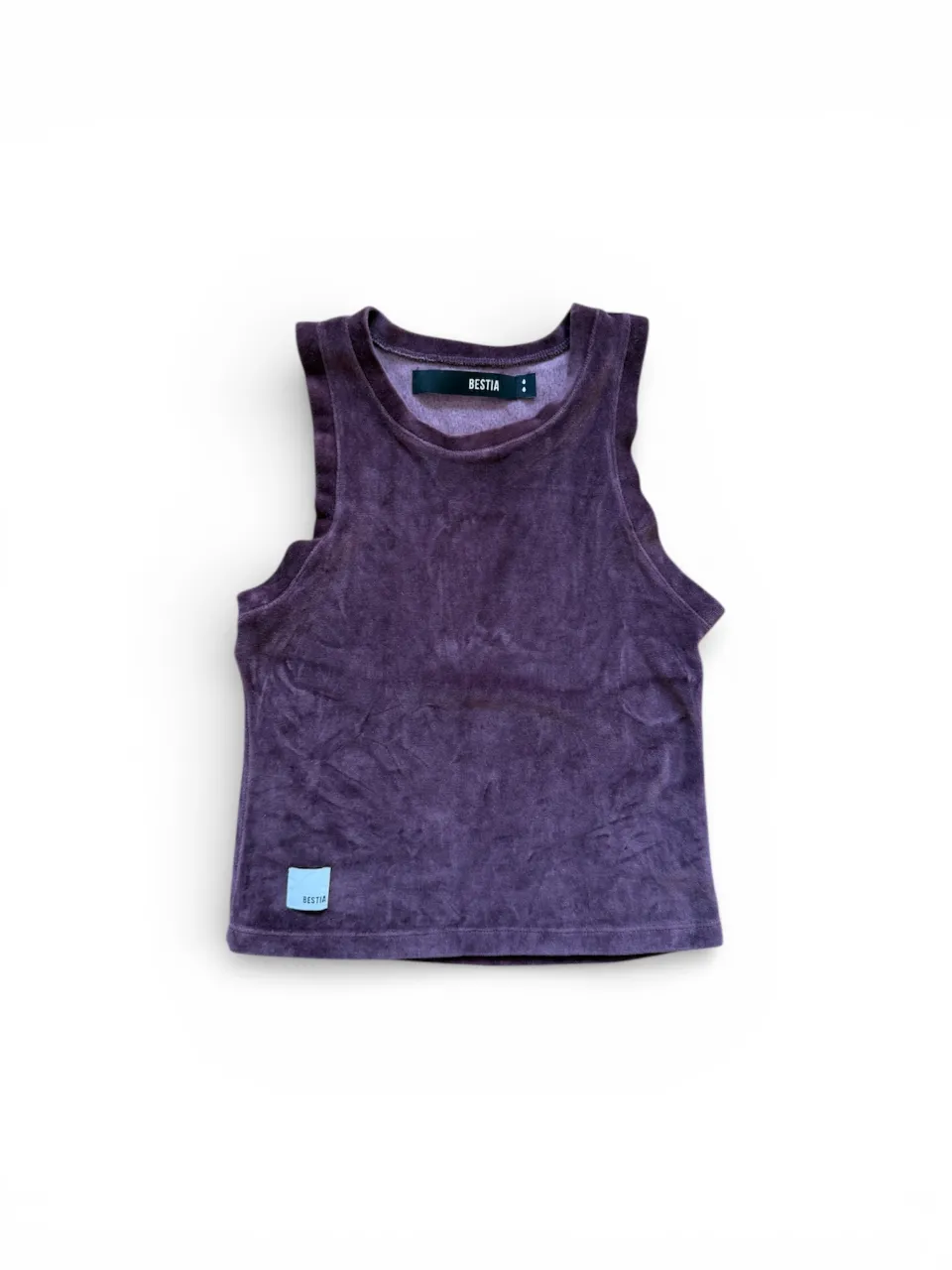 Musculosa de color violeta. Tiene una etiqueta interior con la marca.