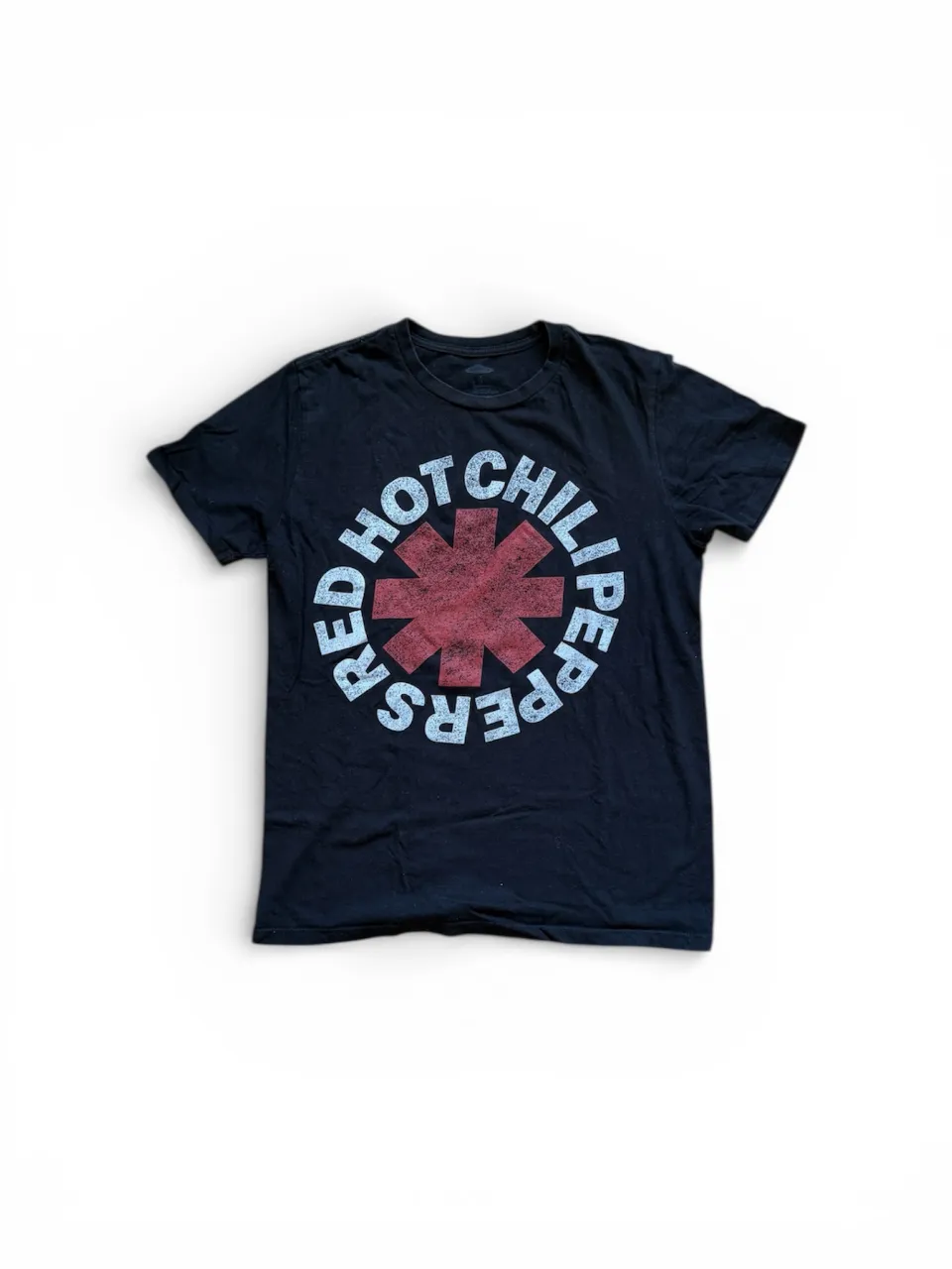 Remera negra con estampa circular del grupo Red Hot Chili Peppers.