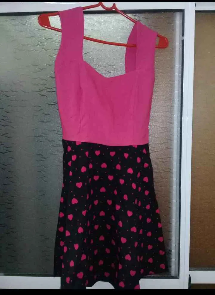 Vestido súper tierno con estampa de corazones, ideal para un look romántico y divertido. Perfecto para salidas casuales o para darle un toque especial a tu día.