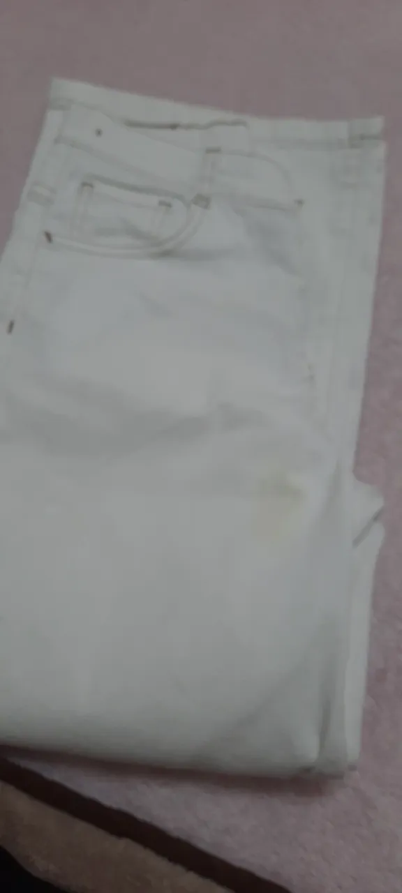 Pantalón blanco de jean con cordón en la cintura.