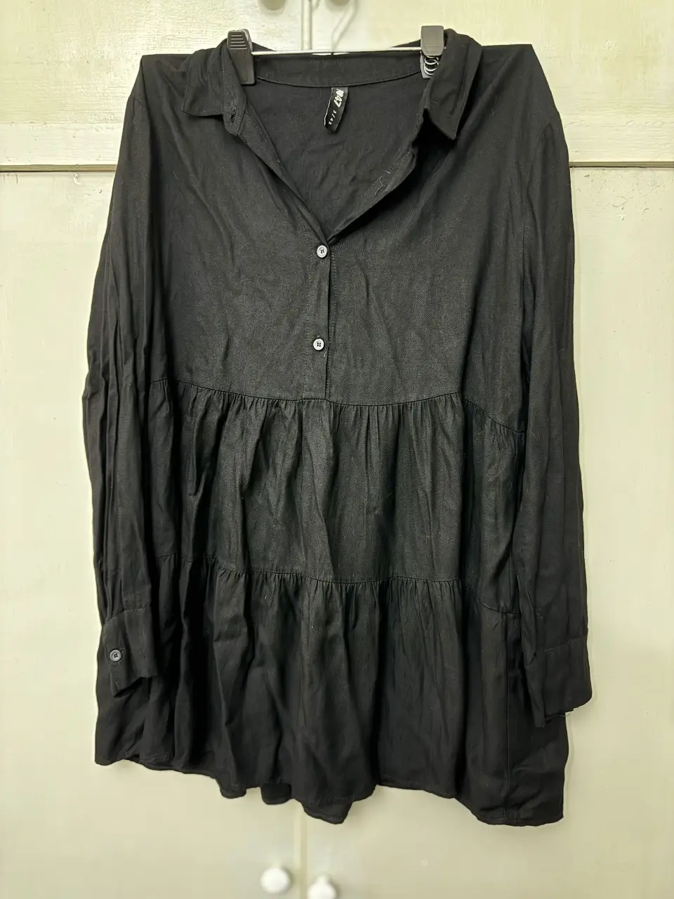 Vestido negra de manga larga con detalles de volados y botones. Ideal para un look casual y elegante, o para customizarlo alternativamente (gótico, dark)