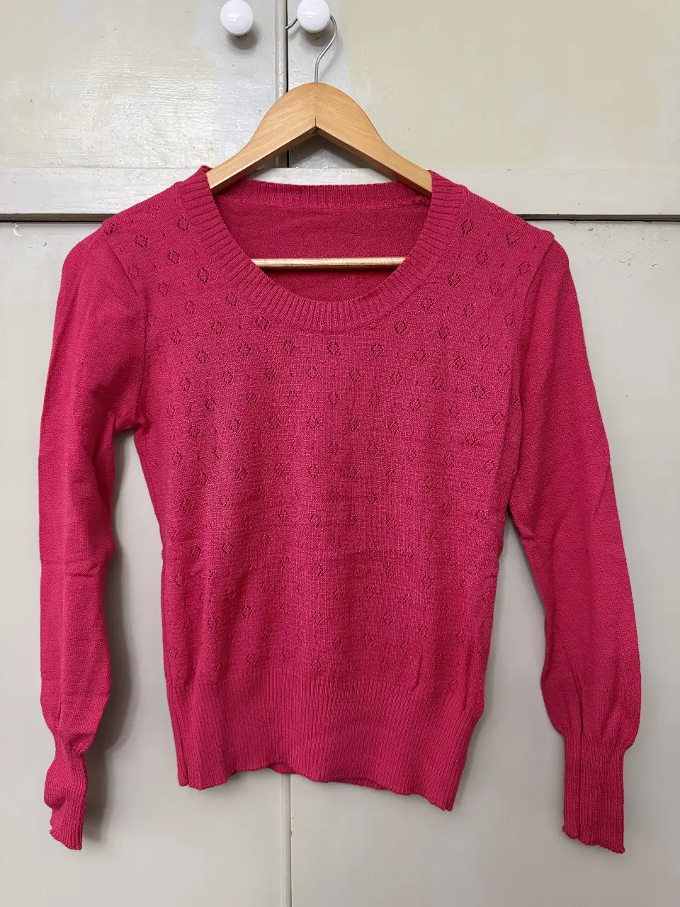 Sweater de mujer color rosa, tejido con diseño calado en la parte superior y mangas. Ideal para un look casual y femenino.
