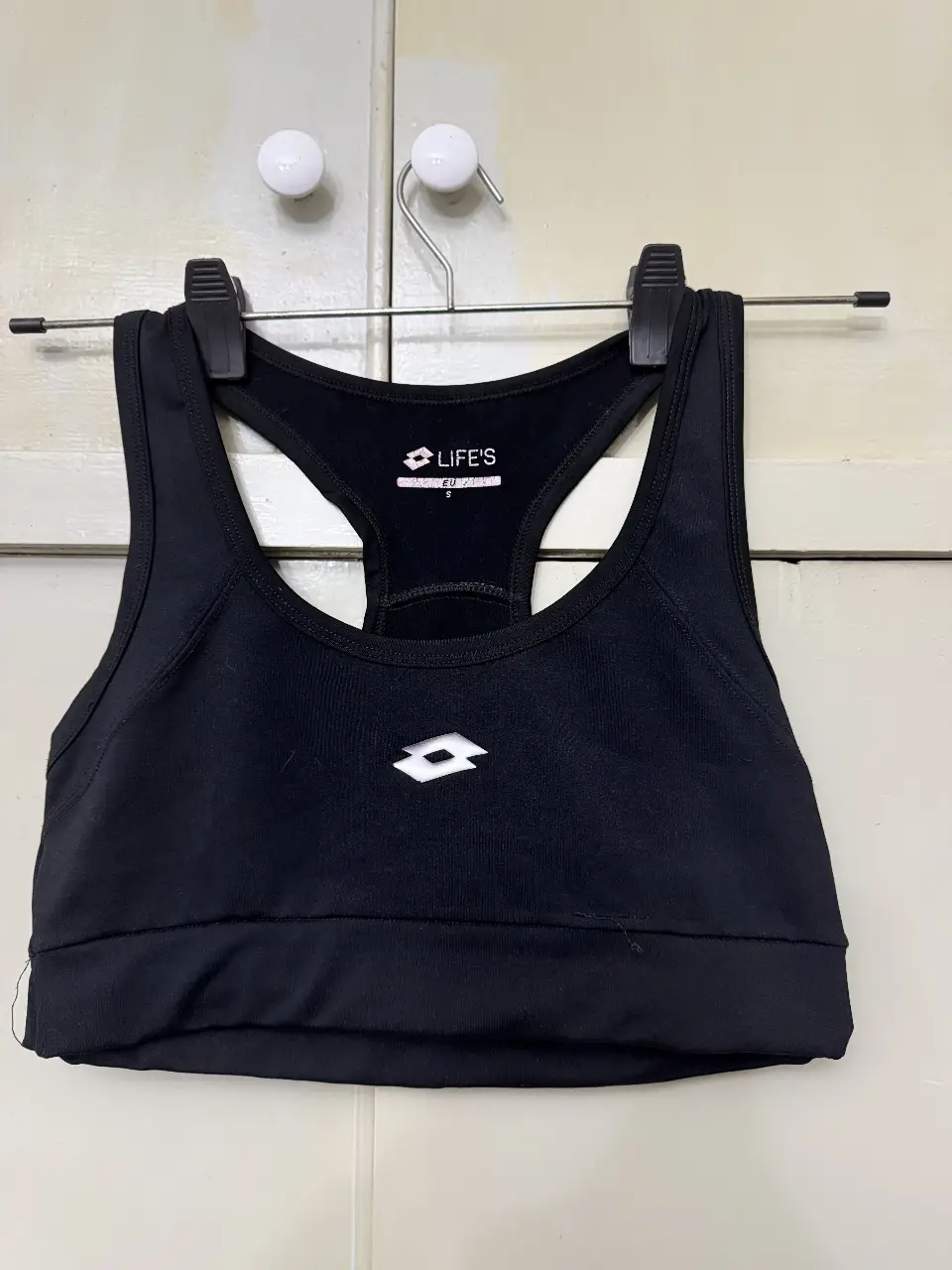 Top deportivo negro ideal para actividades de entrenamiento. Confeccionado en material elastizado, ofrece soporte y comodidad. Talle S.