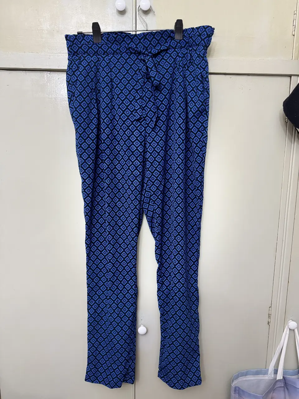 Pantalón suelto de mujer con estampado geométrico en tonos azul y negro. Ideal para un look casual y cómodo.