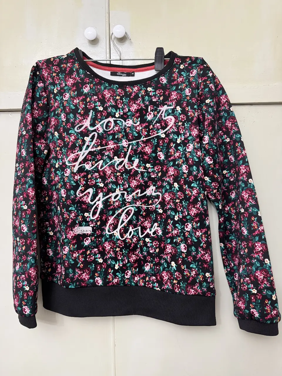 Buzo de cuello redondo con estampado floral. Ideal para un look casual y cómodo. Marca Octanos Jeans.