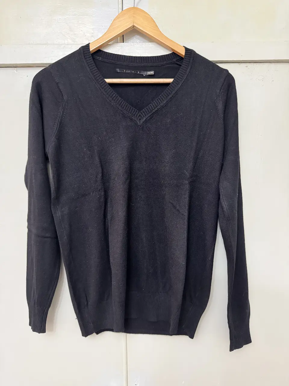 Sweater negro de mujer con cuello en V, ideal para un look casual o de trabajo. Marca Portsaid, talle S.