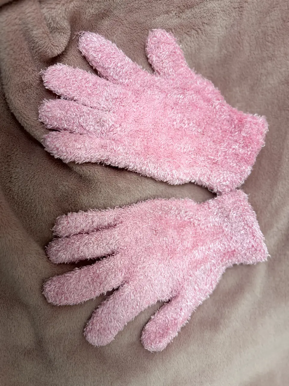 Guantes de color rosa, suaves y afelpados, ideales para el invierno. Perfectos para mantener tus manos abrigadas con estilo.
