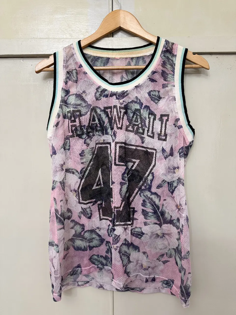 Musculosa de red con estampado floral y el número 47 en el frente. Ideal para un look playero y veraniego. Es oversize. 
