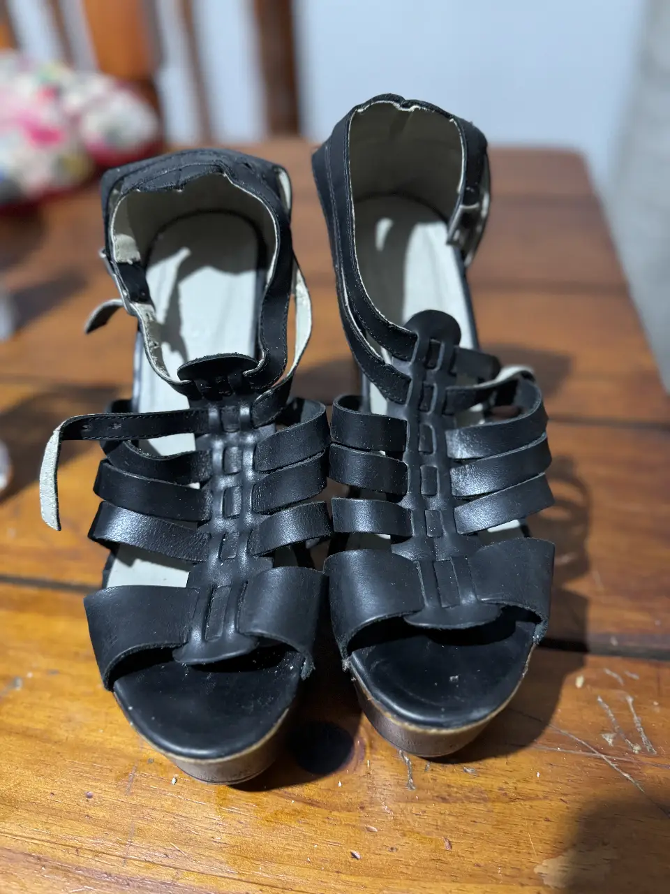 Sandalias de taco alto negras con diseño de tiras entrelazadas. Ideales para un look de fiesta o salida.