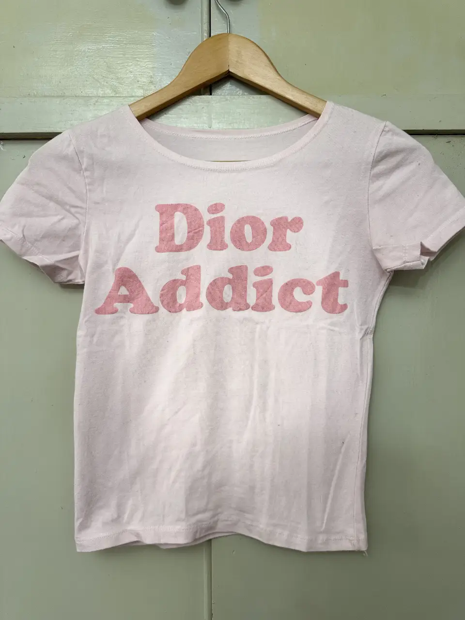 Remera de algodón ajustada rosa con estampado "Dior Addict". Ideal para un look casual y moderno.