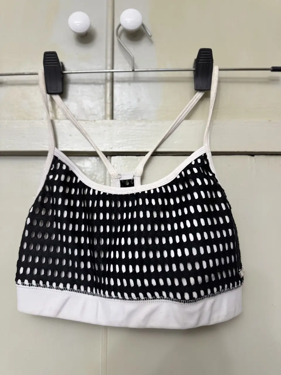 Top deportivo de red con detalles blancos. Marca Muaa. Ideal para entrenamiento. Diseño moderno y transpirable.