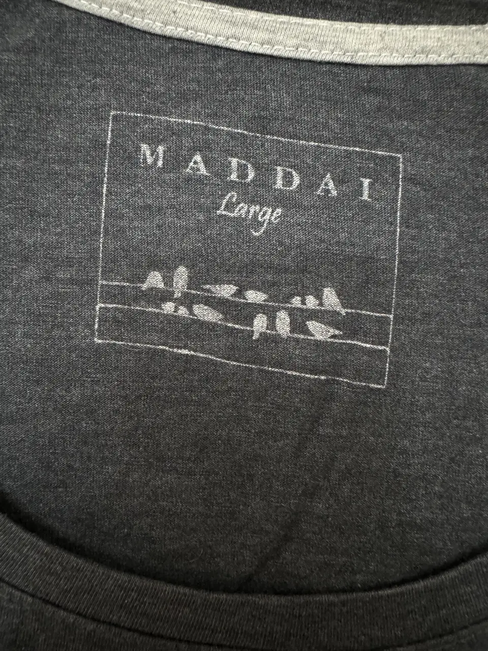 Remera Maddai - Vista 3