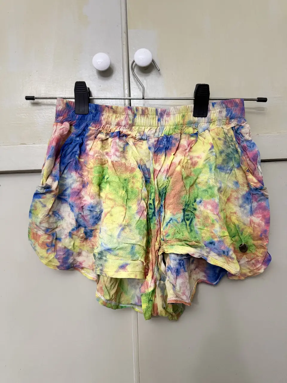 Shorts de tela tie dye con cintura elastizada. Ideal para el verano, cómodos y con un diseño único.