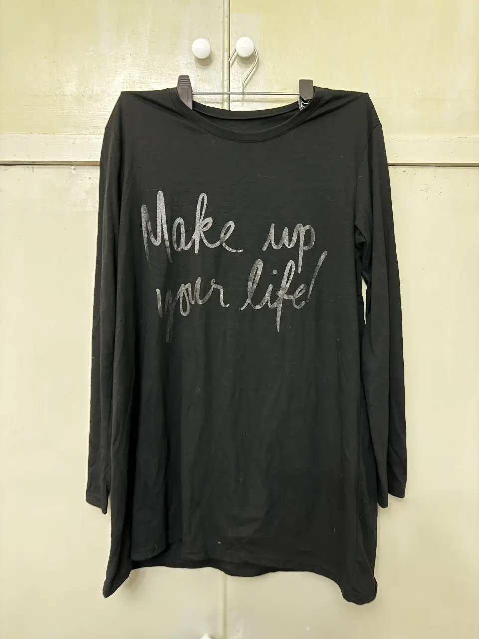 Remera negra de manga larga con frase "Make up your life!" estampada en plateado. Ideal para un look casual y con onda.