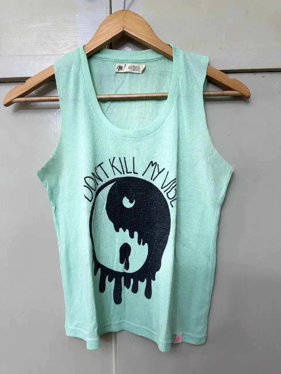 Musculosa de mujer de color verde menta con estampado "Don't kill my vibe" y un diseño de yin yang en negro. Ideal para un look casual y relajado.