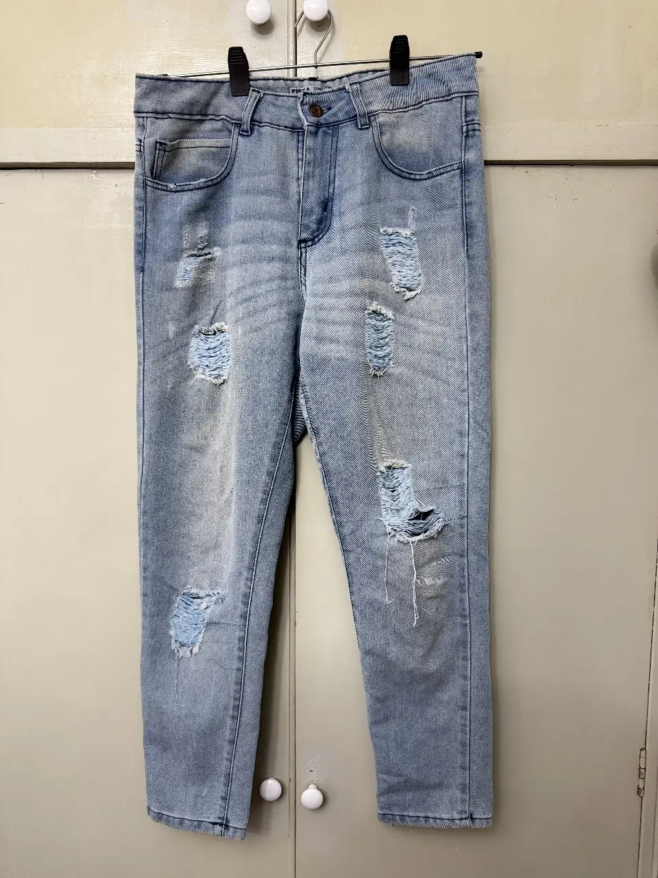 Jeans de mujer celeste con roturas. Talle 40. Marca Pieta.