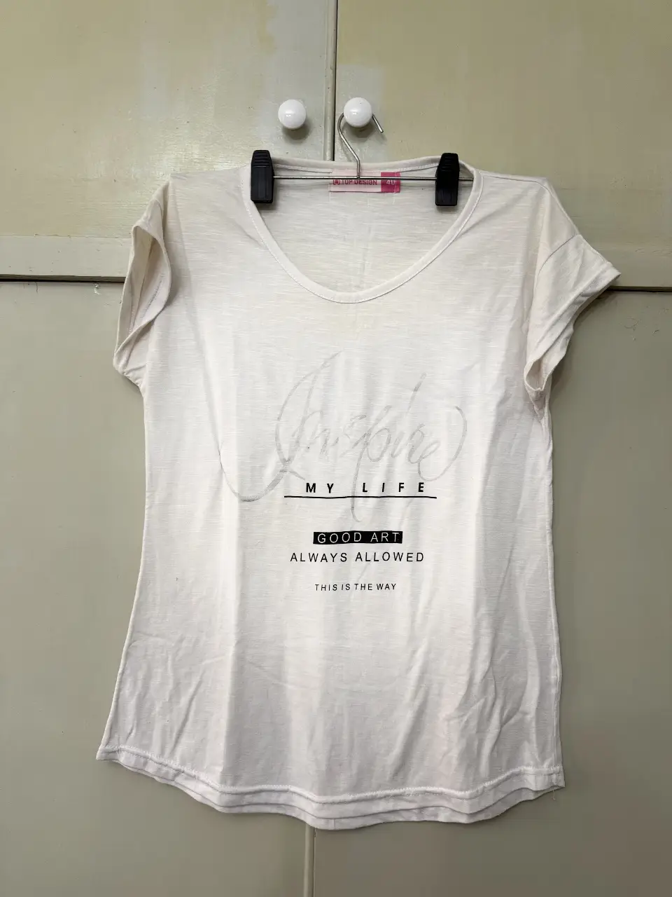 Remera de mujer blanca con cuello redondo y estampado. Ideal para un look casual y cómodo.