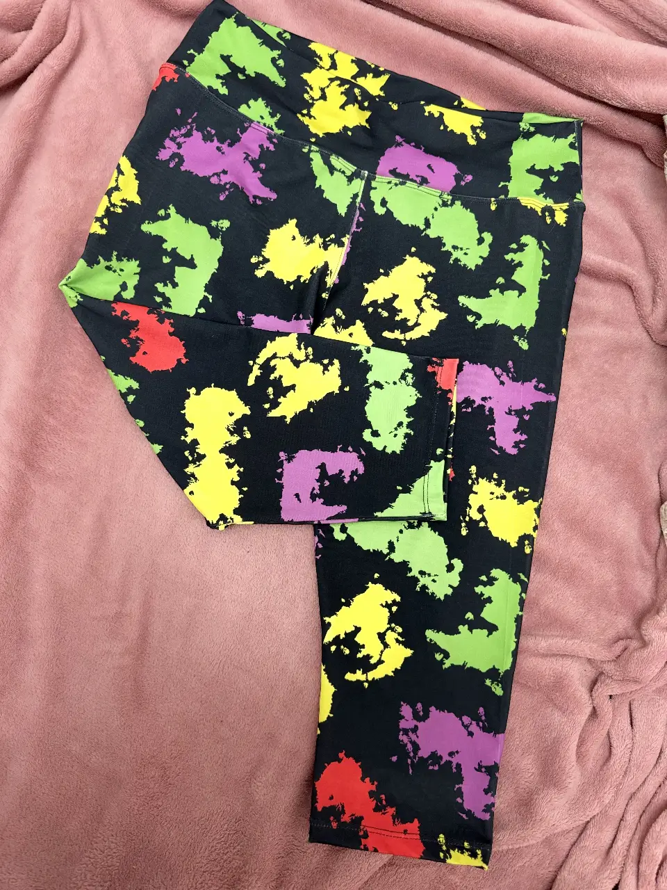 Biker/calza deportiva con estampado abstracto en tonos vibrantes. Perfectas para entrenar con estilo o para un look casual y moderno. Diseño único y llamativo.