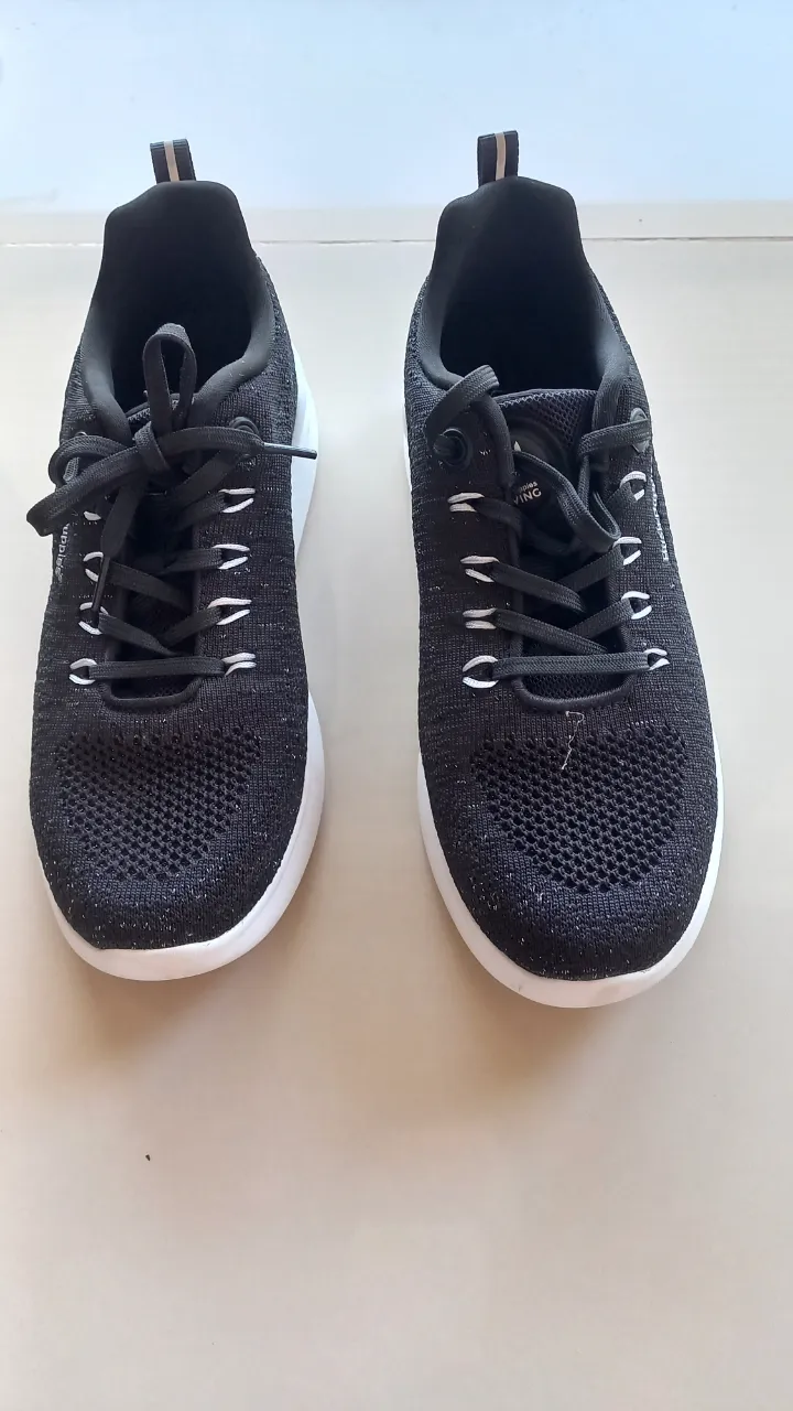 Zapatillas deportivas negras con suela blanca. Ideales para running y entrenamiento. Marca Hush Puppies. Un solo uso.