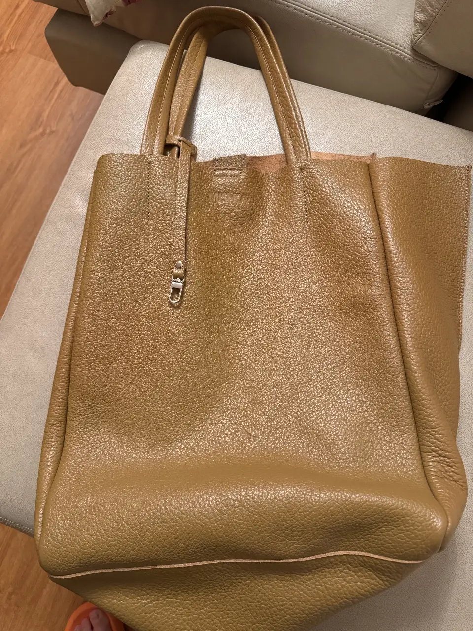 Bolso tote grande de cuero marrón, ideal para llevar todo lo que necesitas con estilo. Perfecto para el día a día.